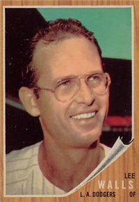 1962 Topps Baseball Card #129 Lee Walls (Striped or Plain Shirt)