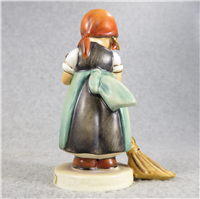 LITTLE SWEEPER Figurine (Hummel 171, TMK)