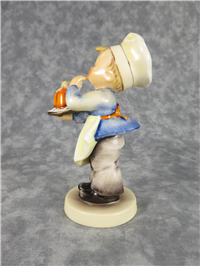 THE BAKER 4-3/4 inch Figurine  (Hummel 128, TMK 3)