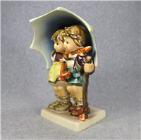 STORMY WEATHER Unter einem Dach 6 in. Figurine (Hummel 71, TMK5)
