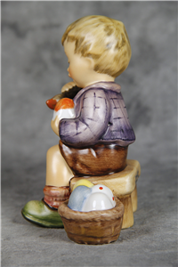 EASTER'S COMING Ostereiermalen Figurine (Hummel 2027, TMK)