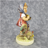 FEEDING TIME Figurine (Hummel 199/I, TMK)