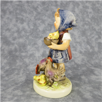FEEDING TIME Figurine (Hummel 199/I, TMK)