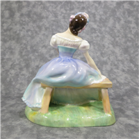 GISELLE Bone China Figurine (Royal Doulton, HN 2139)