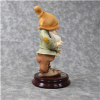 Disney Showcase SNEEZY Seven Dwarfs 6-3/4 inch Figurine   (Giuseppe Armani, 0914-C, 1994)