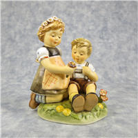 BLUMENKINDER (Flower Children) First Issue Figurine (Hummel 914, TMK)