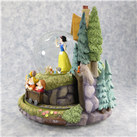 SNOW WHITE AND THE SEVEN DWARFS 9-1/4 inch Musical Snowglobe with Motion (Disney Direct)