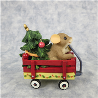 ALL READY TO GET CHRISTMAS ROLLING 3 inch Mouse in Wagon Figurine (Charming Tails, Enesco, 87/158, 2005)