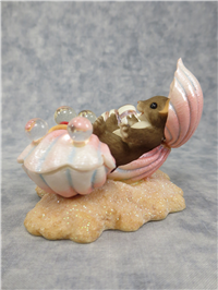 HAPPY AS A CLAM 2-7/8 inch Mouse/Beach Seashell Figurine (Charming Tails, Enesco, 89/269)