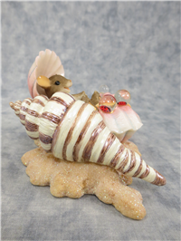 HAPPY AS A CLAM 2-7/8 inch Mouse/Beach Seashell Figurine (Charming Tails, Enesco, 89/269)