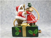 MERRY KISS-MAS 4-3/8 inch Christmas Mouse Figurine (Charming Tails, Hamilton Collection, 2007)