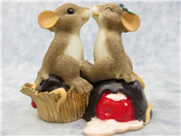 CANDY KISSES Mouse and Chocolate Figurine (Charming Tails, Enesco, 84/108)