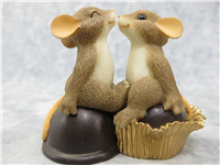 CANDY KISSES Mouse and Chocolate Figurine (Charming Tails, Enesco, 84/108)