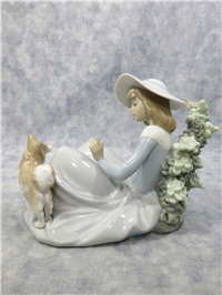 NOT TOO CLOSE Porcelain Figurine (Lladro, #5781, 1990)