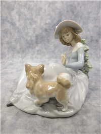 NOT TOO CLOSE Porcelain Figurine (Lladro, #5781, 1990)