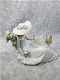 NOT TOO CLOSE Porcelain Figurine (Lladro, #5781, 1990)