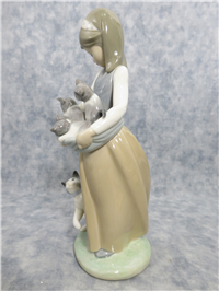 FOLLOWING HER CATS Porcelain Figurine (Lladro, #1309)