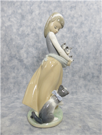 FOLLOWING HER CATS Porcelain Figurine (Lladro, #1309)