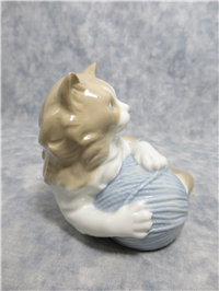 CAT WITH WOOL BALL Porcelain Figurine (NAO by Lladro, #02010257)