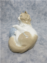 CAT WITH WOOL BALL Porcelain Figurine (NAO by Lladro, #02010257)