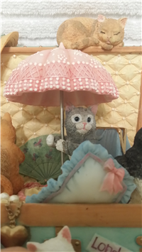 Jean Everette KITTY TREASURE TRUNK 6-1/4 Inch Musical Animated San Francisco Music Box (842970012122)